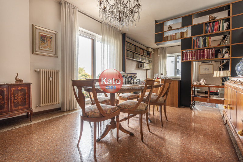 Nel prestigioso quartiere Sant’Andrea a Vicenza, proponiamo in vendita ampio e luminoso appartame...