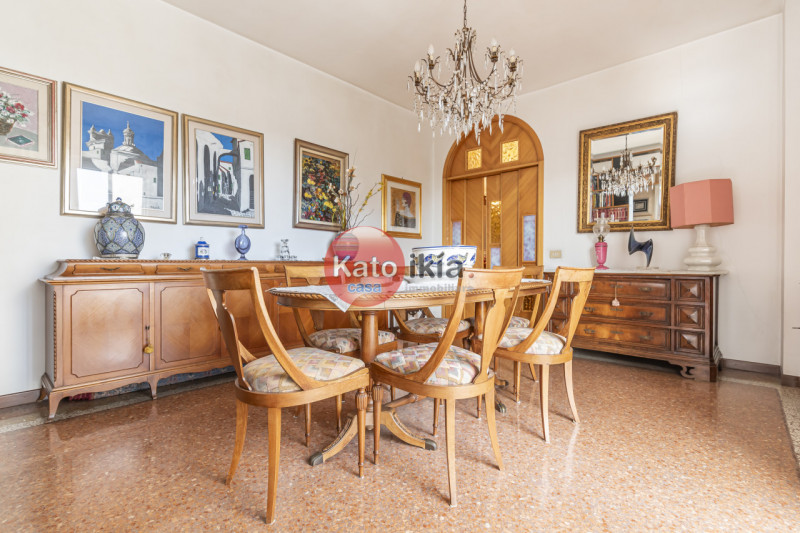 Nel prestigioso quartiere Sant’Andrea a Vicenza, proponiamo in vendita ampio e luminoso appartame...