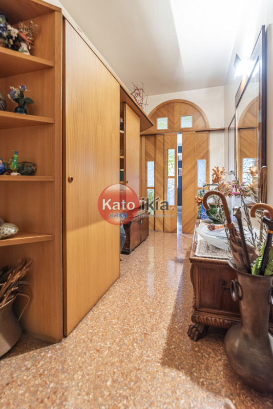 Nel prestigioso quartiere Sant’Andrea a Vicenza, proponiamo in vendita ampio e luminoso appartame...