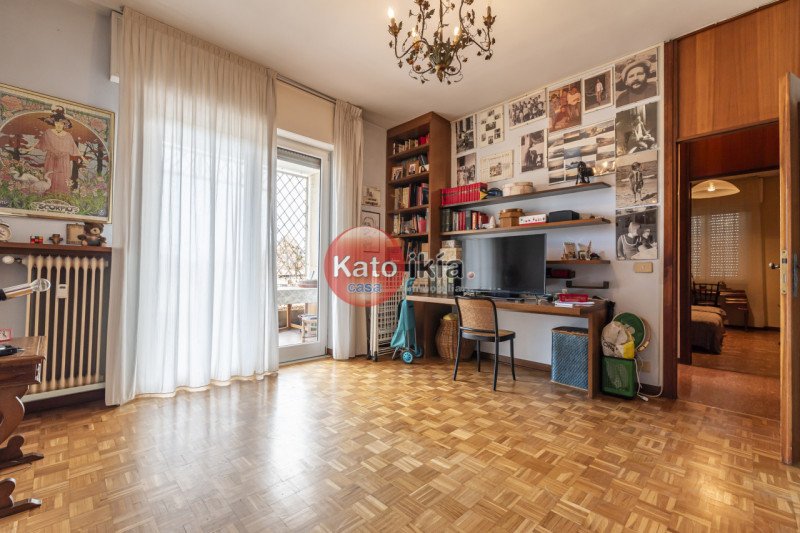 Nel prestigioso quartiere Sant’Andrea a Vicenza, proponiamo in vendita ampio e luminoso appartame...