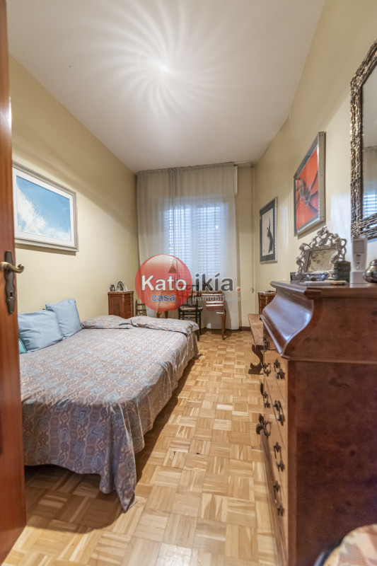 Nel prestigioso quartiere Sant’Andrea a Vicenza, proponiamo in vendita ampio e luminoso appartame...