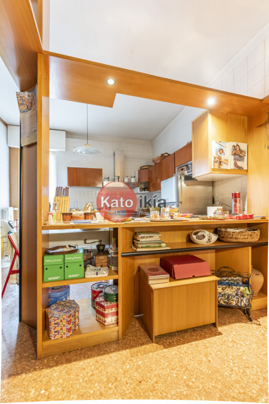 Nel prestigioso quartiere Sant’Andrea a Vicenza, proponiamo in vendita ampio e luminoso appartame...