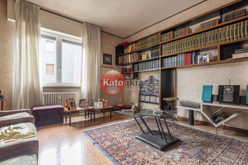 Nel prestigioso quartiere Sant’Andrea a Vicenza, proponiamo in vendita ampio e luminoso appartame...