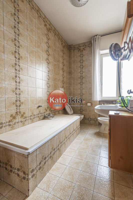 Nel prestigioso quartiere Sant’Andrea a Vicenza, proponiamo in vendita ampio e luminoso appartame...