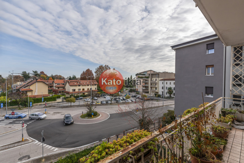 Nel prestigioso quartiere Sant’Andrea a Vicenza, proponiamo in vendita ampio e luminoso appartame...