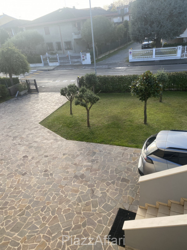 Piove di Sacco, a 300 mt dalle nuove scuole Enrico Caterino Davila e perciò comoda a tutti i serv...