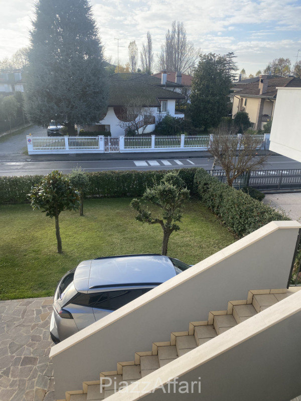 Piove di Sacco, a 300 mt dalle nuove scuole Enrico Caterino Davila e perciò comoda a tutti i serv...