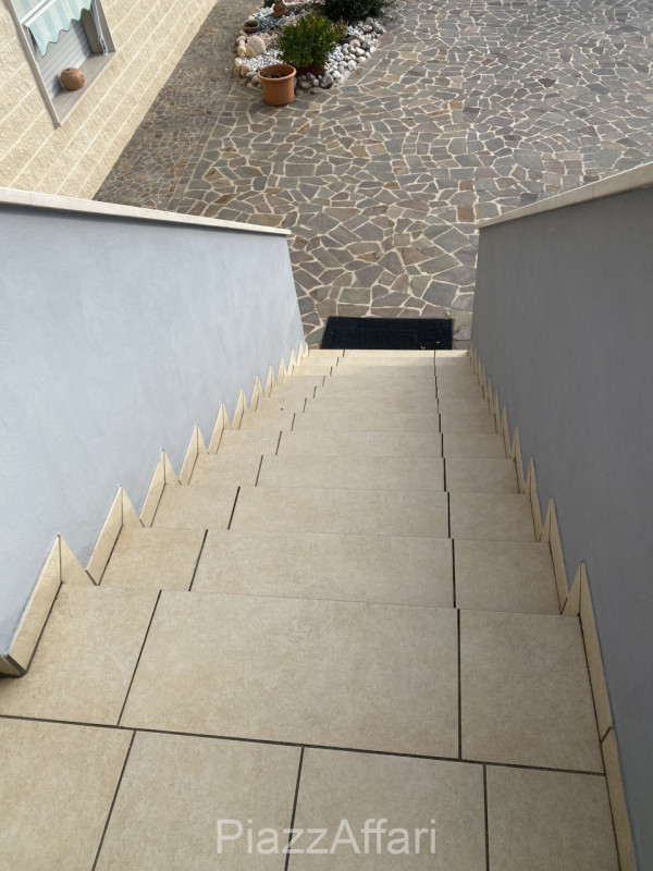 Piove di Sacco, a 300 mt dalle nuove scuole Enrico Caterino Davila e perciò comoda a tutti i serv...