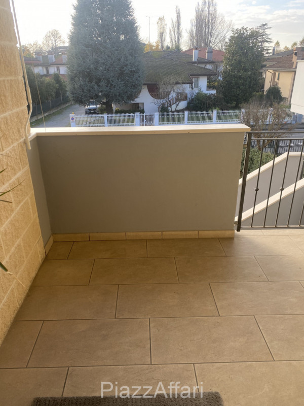 Piove di Sacco, a 300 mt dalle nuove scuole Enrico Caterino Davila e perciò comoda a tutti i serv...