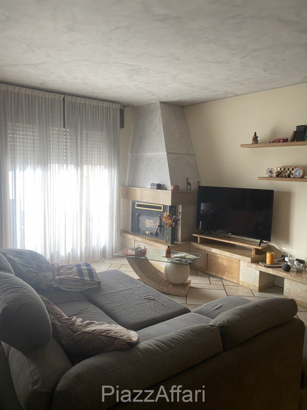 Piove di Sacco, a 300 mt dalle nuove scuole Enrico Caterino Davila e perciò comoda a tutti i serv...