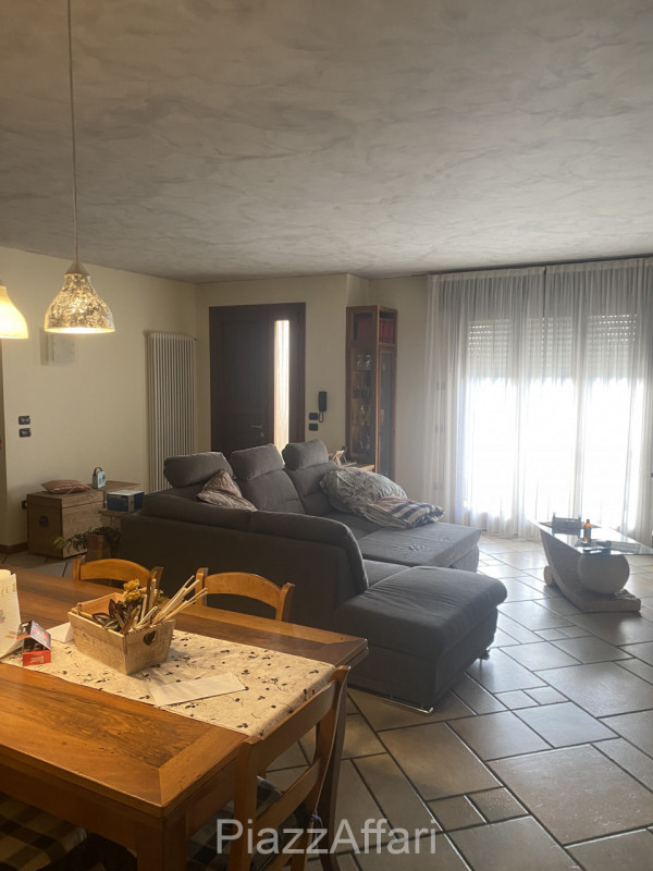 Piove di Sacco, a 300 mt dalle nuove scuole Enrico Caterino Davila e perciò comoda a tutti i serv...