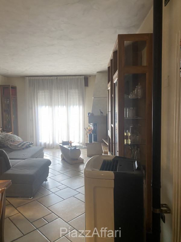 Piove di Sacco, a 300 mt dalle nuove scuole Enrico Caterino Davila e perciò comoda a tutti i serv...