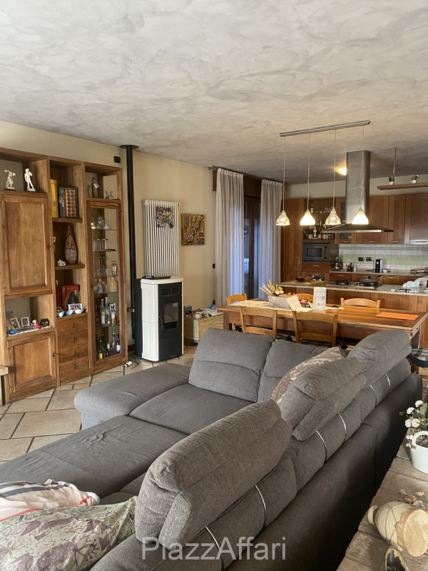 Piove di Sacco, a 300 mt dalle nuove scuole Enrico Caterino Davila e perciò comoda a tutti i serv...