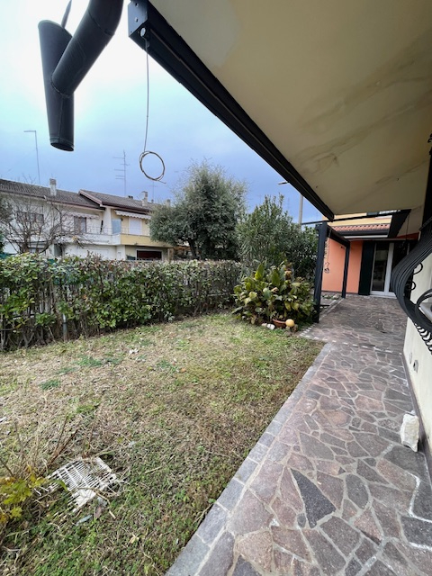 Padova zona Arcella comoda ai servizi, proponiamo in vendita una elegante casa singola accostata ...