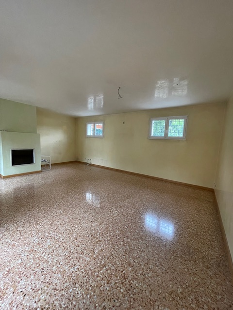 Padova zona Arcella comoda ai servizi, proponiamo in vendita una elegante casa singola accostata ...