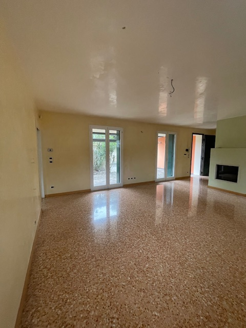 Padova zona Arcella comoda ai servizi, proponiamo in vendita una elegante casa singola accostata ...