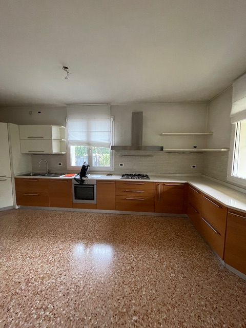 Padova zona Arcella comoda ai servizi, proponiamo in vendita una elegante casa singola accostata ...