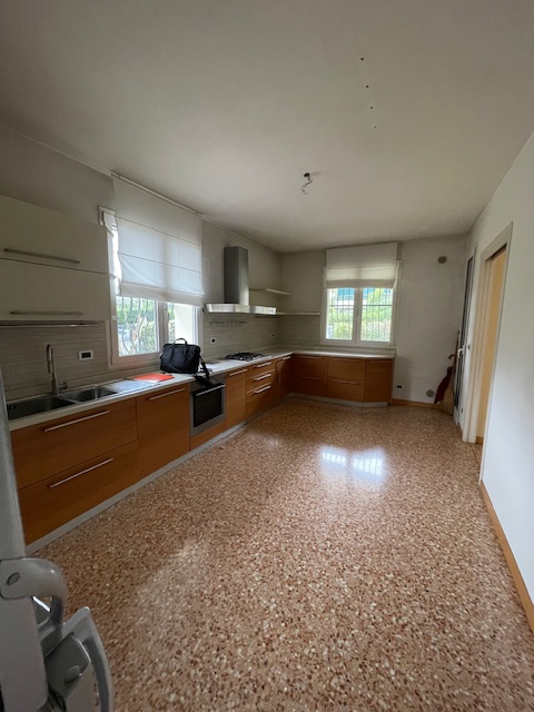 Padova zona Arcella comoda ai servizi, proponiamo in vendita una elegante casa singola accostata ...