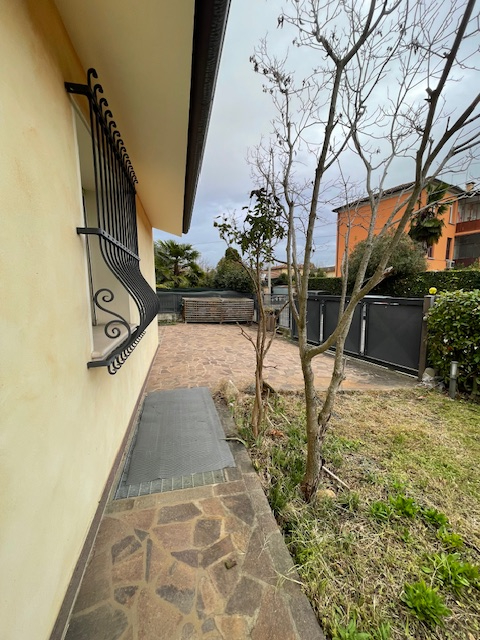 Padova zona Arcella comoda ai servizi, proponiamo in vendita una elegante casa singola accostata ...