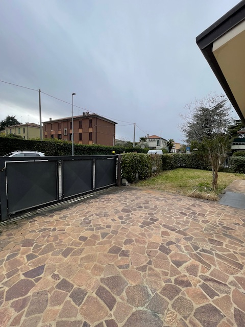 Padova zona Arcella comoda ai servizi, proponiamo in vendita una elegante casa singola accostata ...