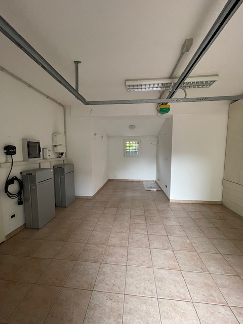 Padova zona Arcella comoda ai servizi, proponiamo in vendita una elegante casa singola accostata ...