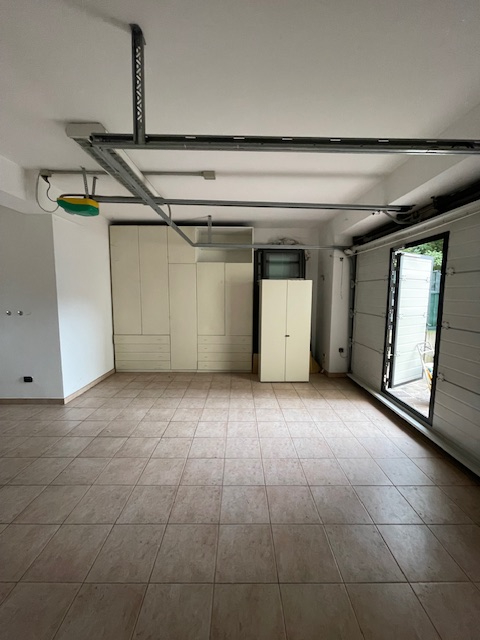 Padova zona Arcella comoda ai servizi, proponiamo in vendita una elegante casa singola accostata ...