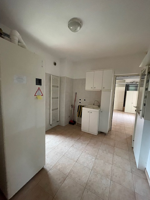 Padova zona Arcella comoda ai servizi, proponiamo in vendita una elegante casa singola accostata ...