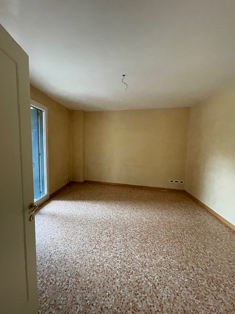 Padova zona Arcella comoda ai servizi, proponiamo in vendita una elegante casa singola accostata ...