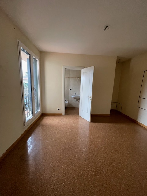 Padova zona Arcella comoda ai servizi, proponiamo in vendita una elegante casa singola accostata ...