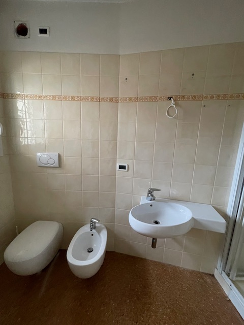 Padova zona Arcella comoda ai servizi, proponiamo in vendita una elegante casa singola accostata ...