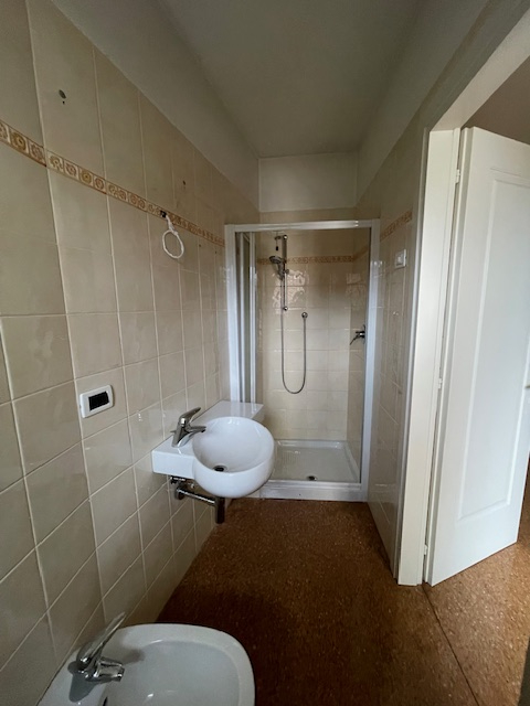 Padova zona Arcella comoda ai servizi, proponiamo in vendita una elegante casa singola accostata ...