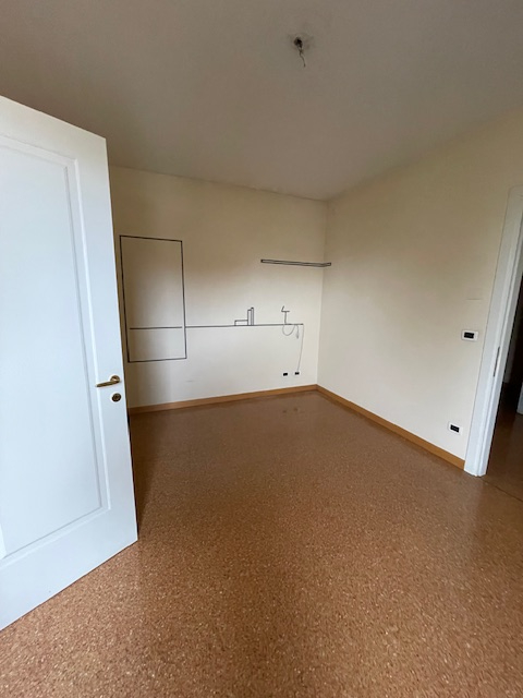 Padova zona Arcella comoda ai servizi, proponiamo in vendita una elegante casa singola accostata ...