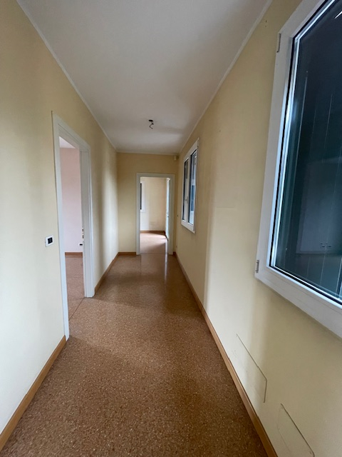 Padova zona Arcella comoda ai servizi, proponiamo in vendita una elegante casa singola accostata ...