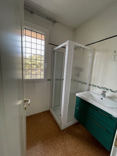 Padova zona Arcella comoda ai servizi, proponiamo in vendita una elegante casa singola accostata ...