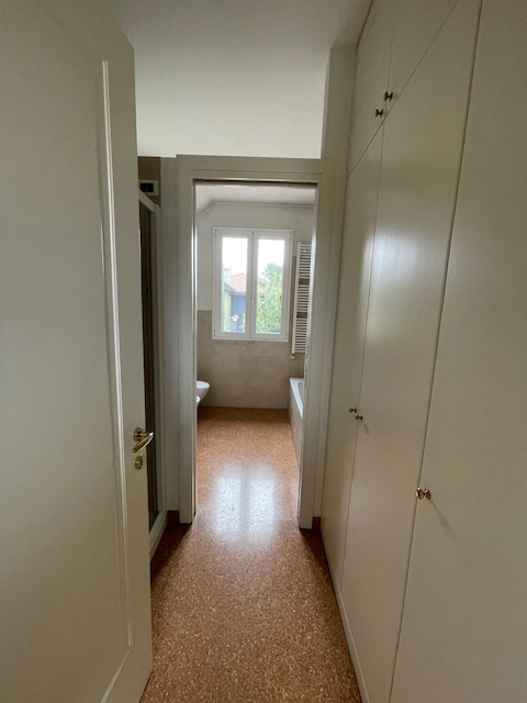 Padova zona Arcella comoda ai servizi, proponiamo in vendita una elegante casa singola accostata ...