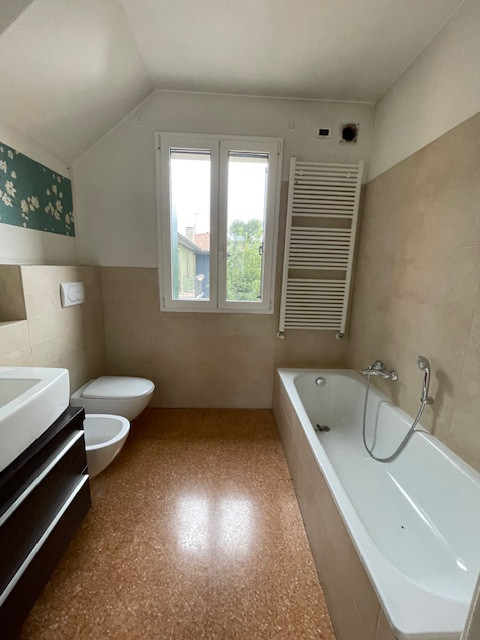 Padova zona Arcella comoda ai servizi, proponiamo in vendita una elegante casa singola accostata ...