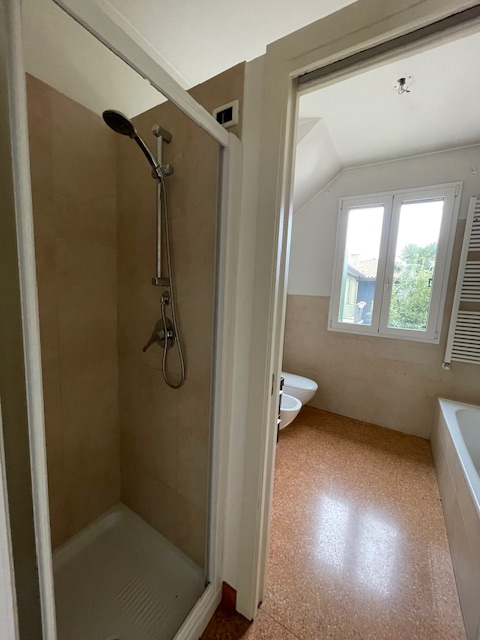 Padova zona Arcella comoda ai servizi, proponiamo in vendita una elegante casa singola accostata ...