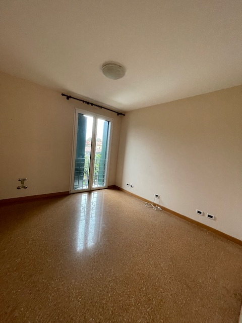 Padova zona Arcella comoda ai servizi, proponiamo in vendita una elegante casa singola accostata ...