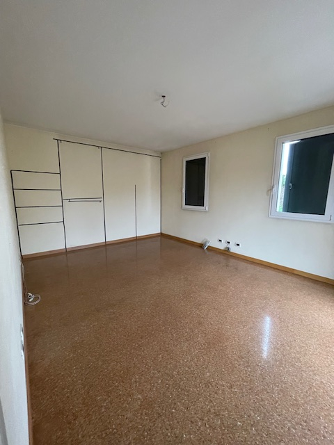 Padova zona Arcella comoda ai servizi, proponiamo in vendita una elegante casa singola accostata ...