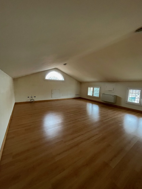 Padova zona Arcella comoda ai servizi, proponiamo in vendita una elegante casa singola accostata ...