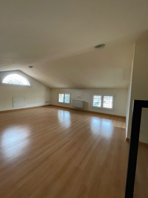 Padova zona Arcella comoda ai servizi, proponiamo in vendita una elegante casa singola accostata ...