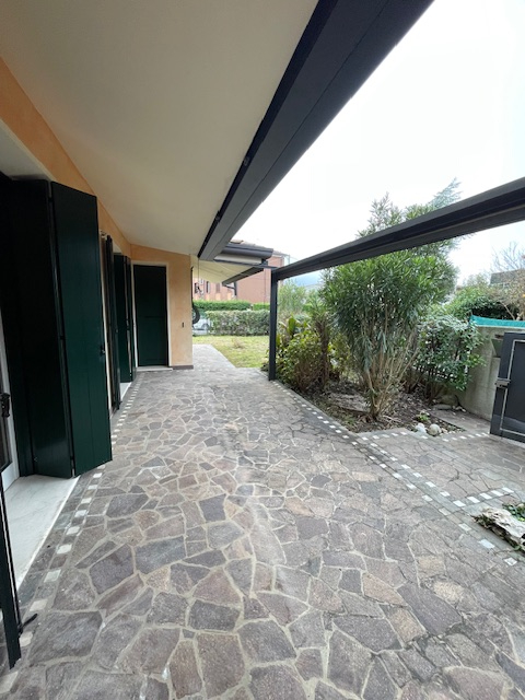 Padova zona Arcella comoda ai servizi, proponiamo in vendita una elegante casa singola accostata ...