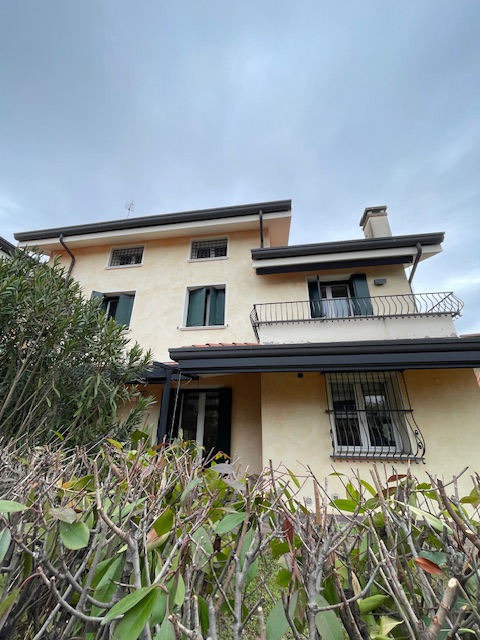 Padova zona Arcella comoda ai servizi, proponiamo in vendita una elegante casa singola accostata ...