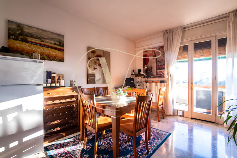 Al quinto e ultimo piano di una palazzina con ascensore, proponiamo in vendita un ampio appartame...