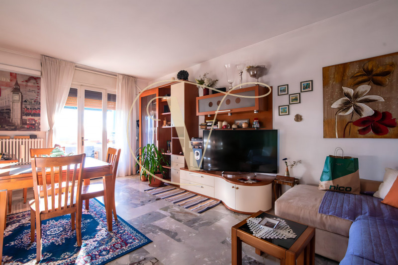 Al quinto e ultimo piano di una palazzina con ascensore, proponiamo in vendita un ampio appartame...