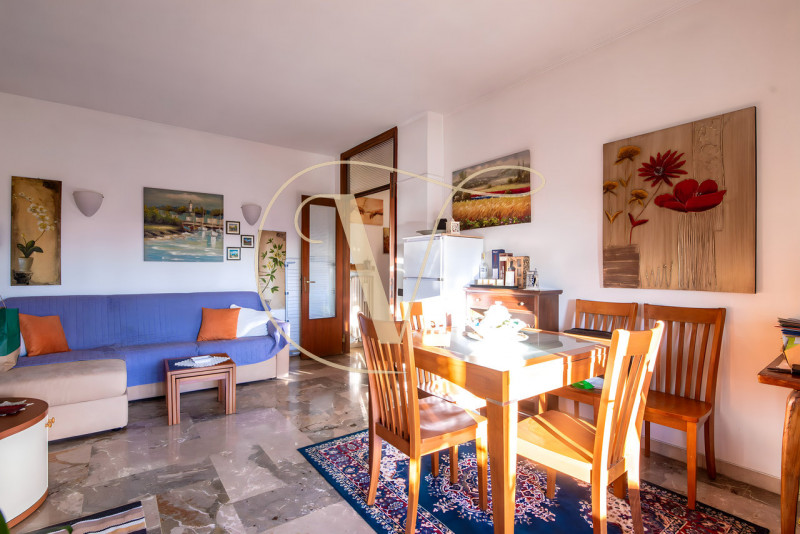 Al quinto e ultimo piano di una palazzina con ascensore, proponiamo in vendita un ampio appartame...