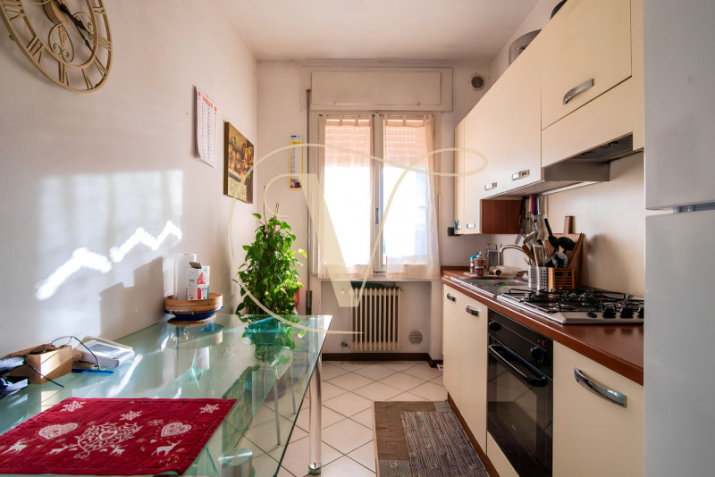 Al quinto e ultimo piano di una palazzina con ascensore, proponiamo in vendita un ampio appartame...