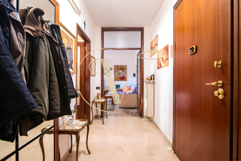 Al quinto e ultimo piano di una palazzina con ascensore, proponiamo in vendita un ampio appartame...