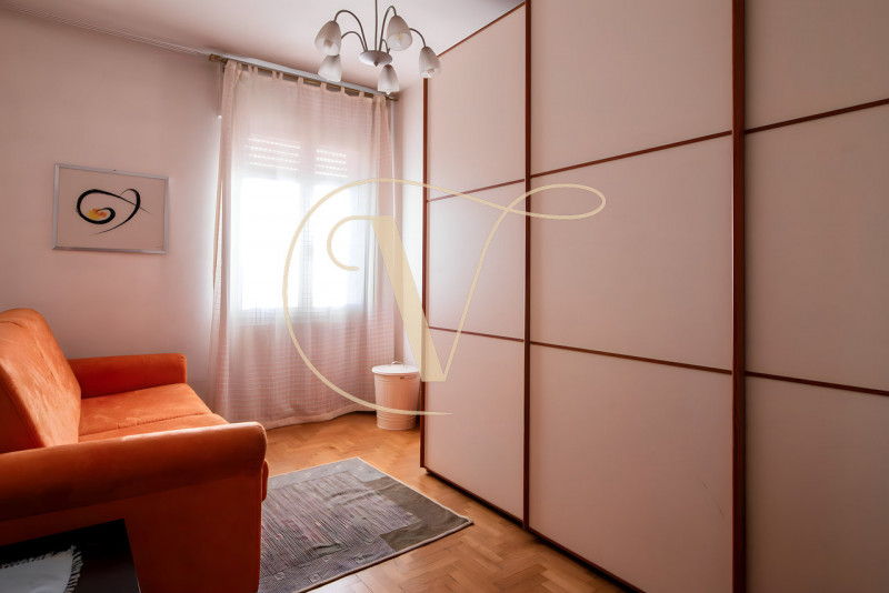 Al quinto e ultimo piano di una palazzina con ascensore, proponiamo in vendita un ampio appartame...