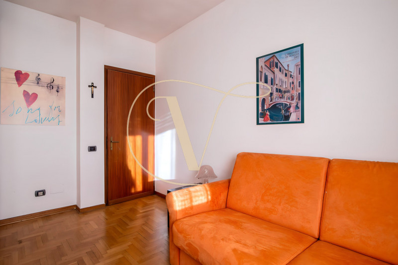 Al quinto e ultimo piano di una palazzina con ascensore, proponiamo in vendita un ampio appartame...